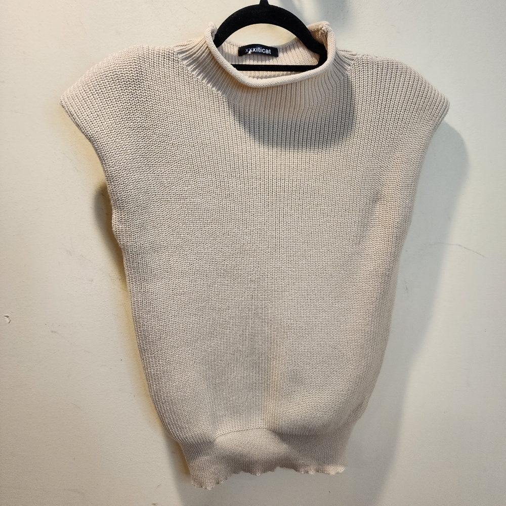 XXXITICAT Cream Sleeveless Knit Sweater With Shoulder Padding Sz M